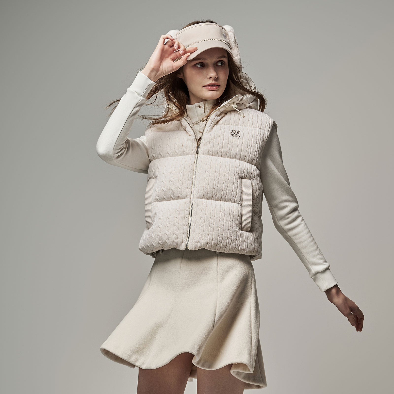 CABLE HOODED DOWN VEST (CREAM)