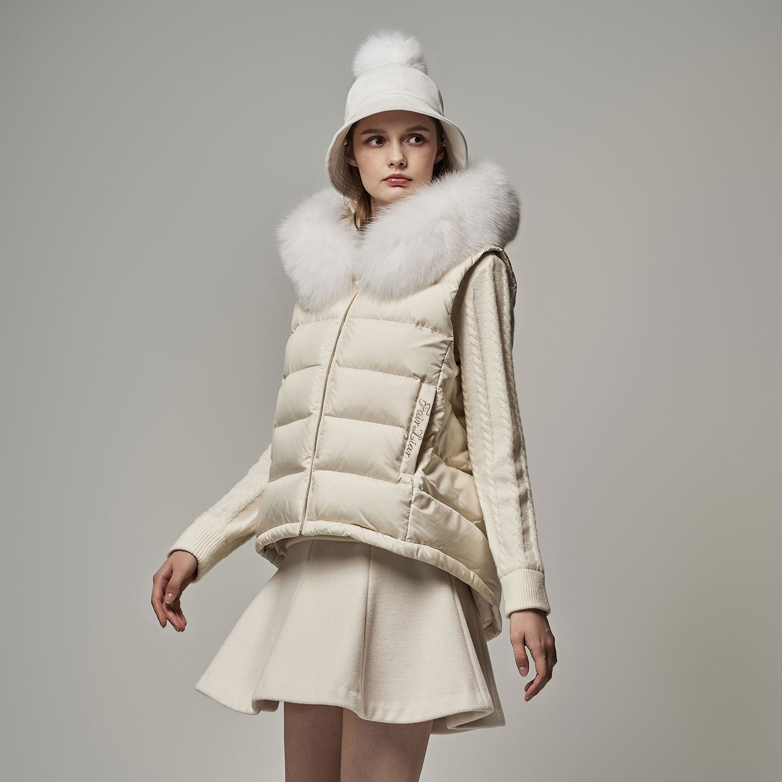 FUR HOODED PUFFER VEST (CREAM)